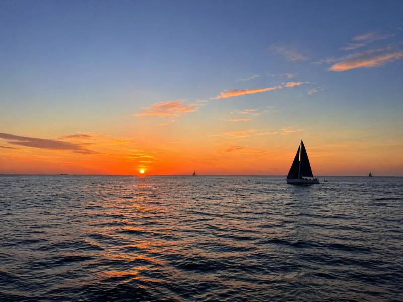 Waikiki Beach Sunset Sail on the Hāwea – Scenic Ocean Views