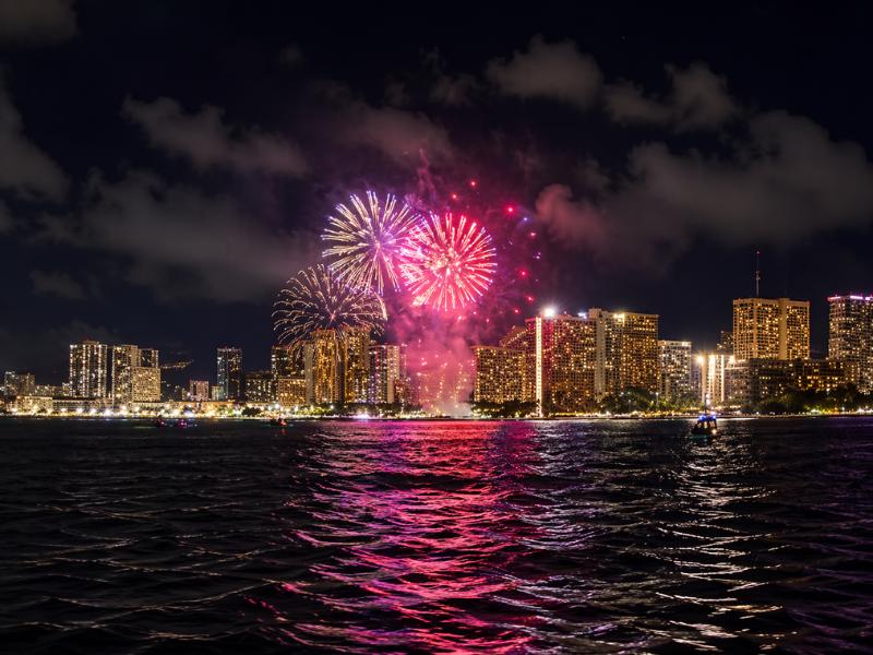 Waikiki Friday Fireworks Cruise from Oahu – Snacks, Drinks & Ocean Views